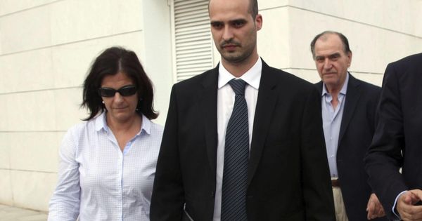 Foto: El empresario Joaquim Sumarroca (d, atrás) y su hija Susanna (i), a su salida de los juzgados. (EFE)
