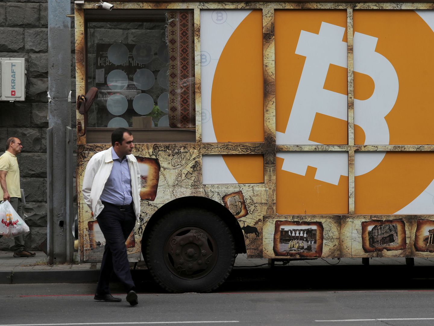 Cartel con el símbolo del bitcoin. (Reuters)