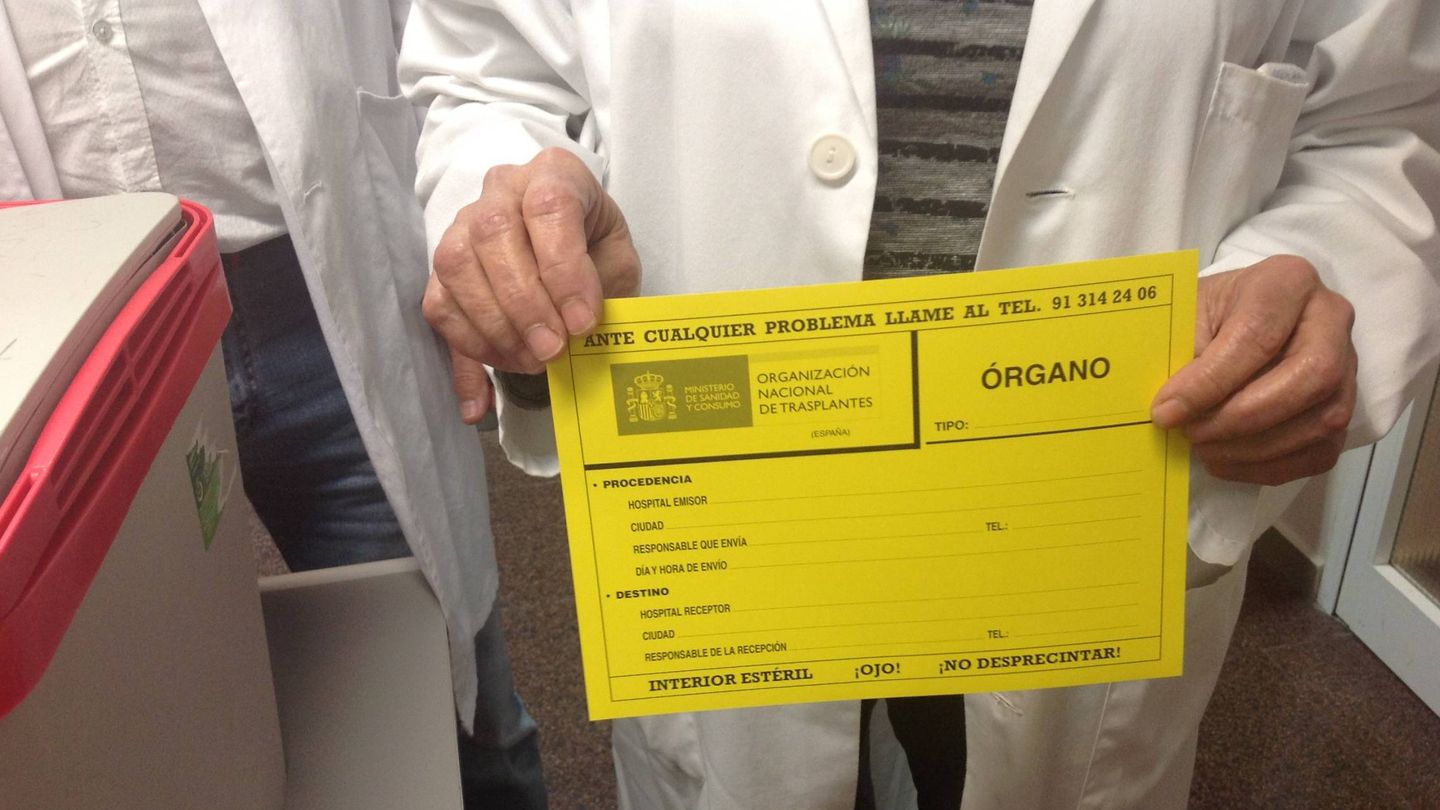 Una de las etiquetas que identifican que acompañan las neveras de órganos. (V.R.)
