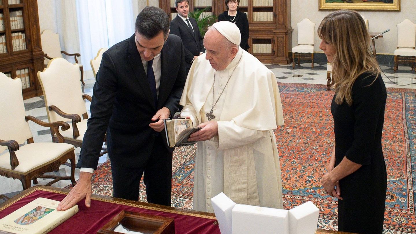 El Papa recibe a Pedro Sánchez y Begoña Gómez en el Vaticano.