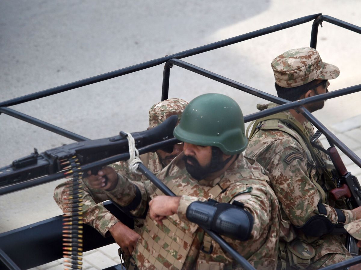 Foto: Efectivos del ejército paquistaní patrullan en vísperas de las elecciones generales en Karachi, Pakistán. (EFE/EPA/Shahzaib Akber) 
