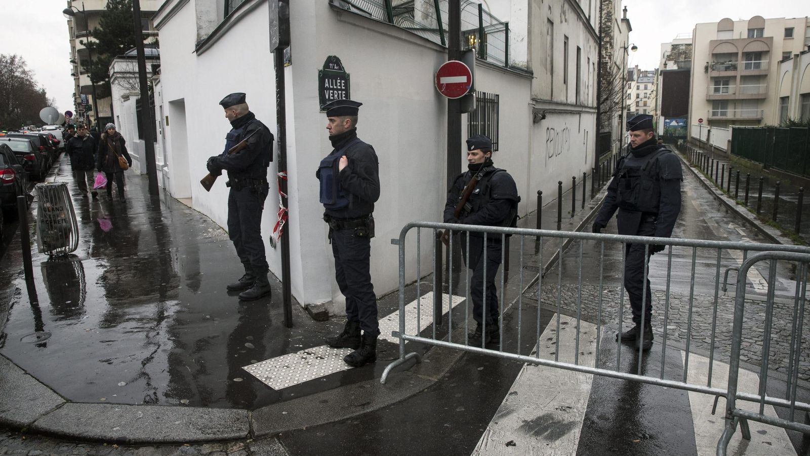 Foto: Agentes de policía franceses en una calle junto a la sede del semanario satírico francés 'Charlie Hebdo". (EFE)