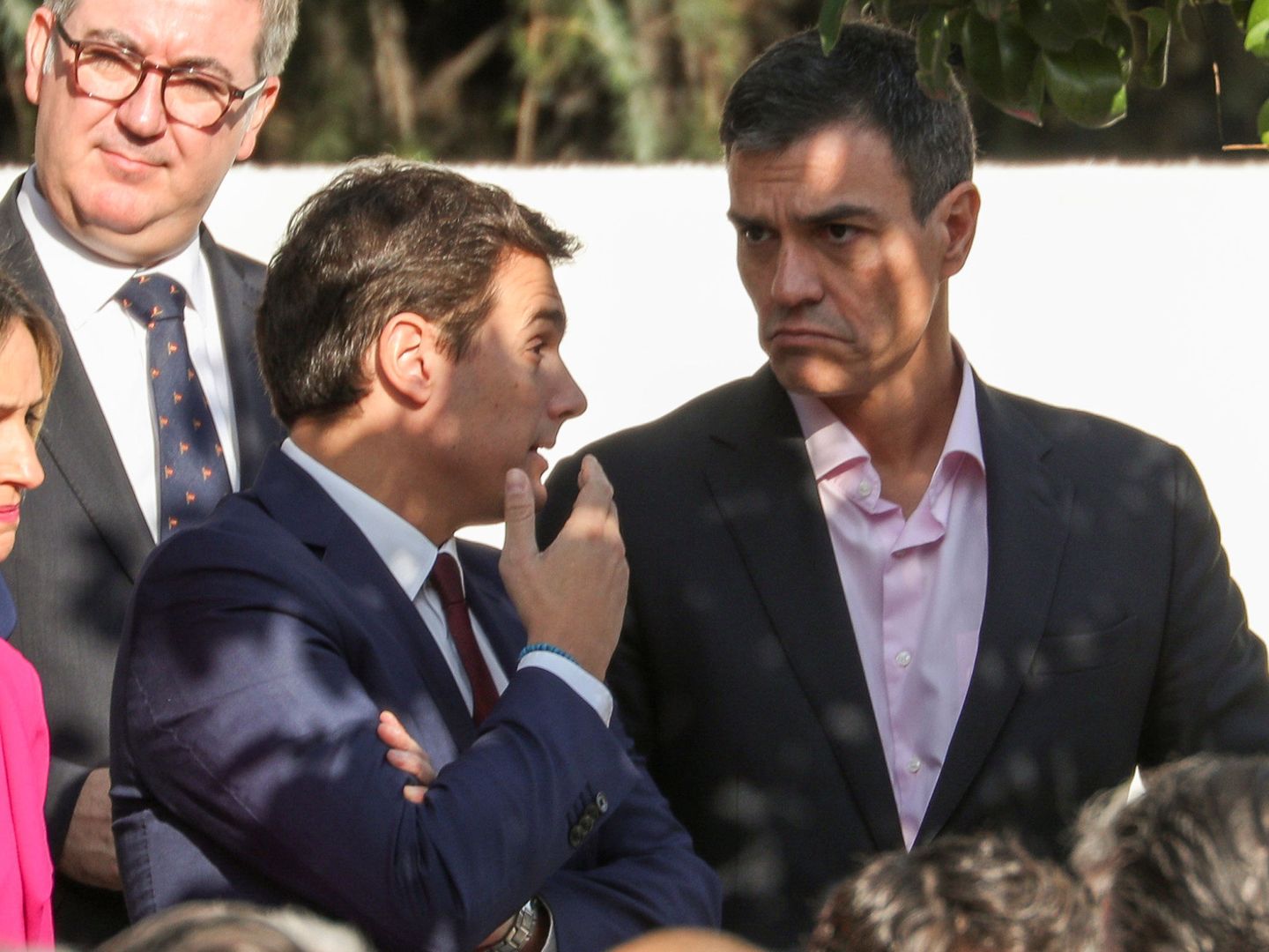 Albert Rivera charla con Pedro Sánchez durante el desfile de la Fiesta Nacional, este 12-O en el madrileño paseo de la Castellana. (Reuters)