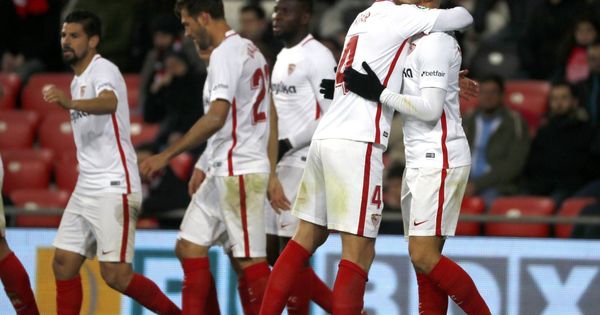Foto: Jugadores del Sevilla celebran un gol. (EFE)