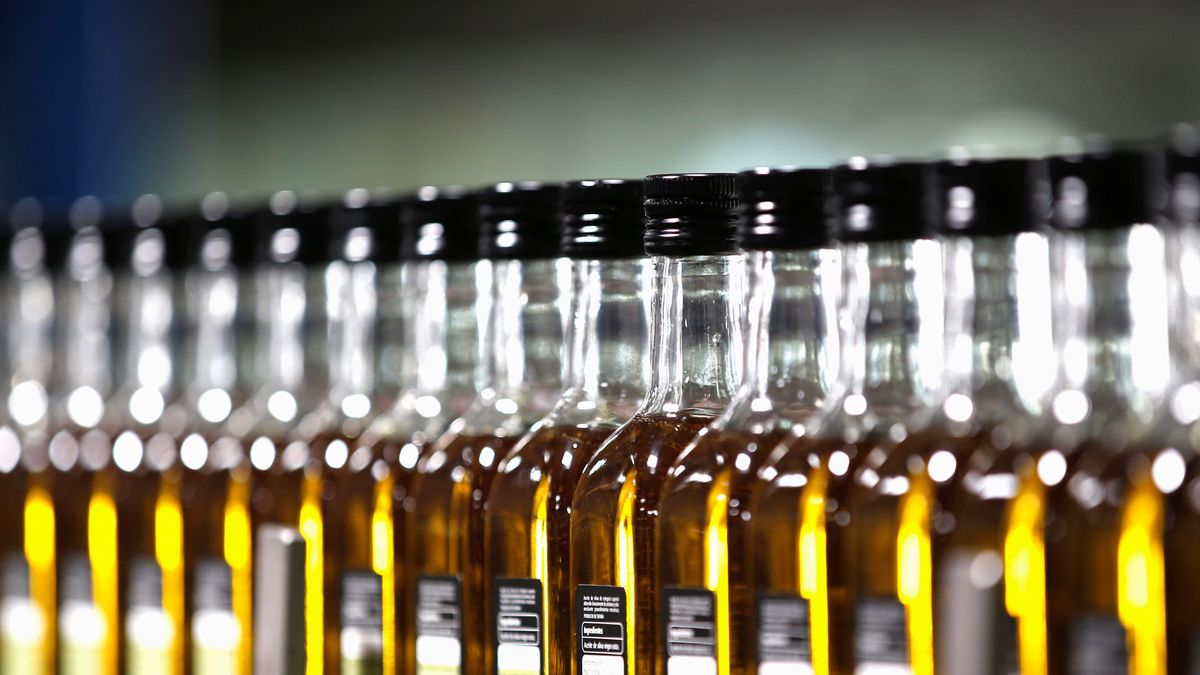 De la aceitera rellenable a la monodosis de plástico: el gran dislate del aceite de oliva
