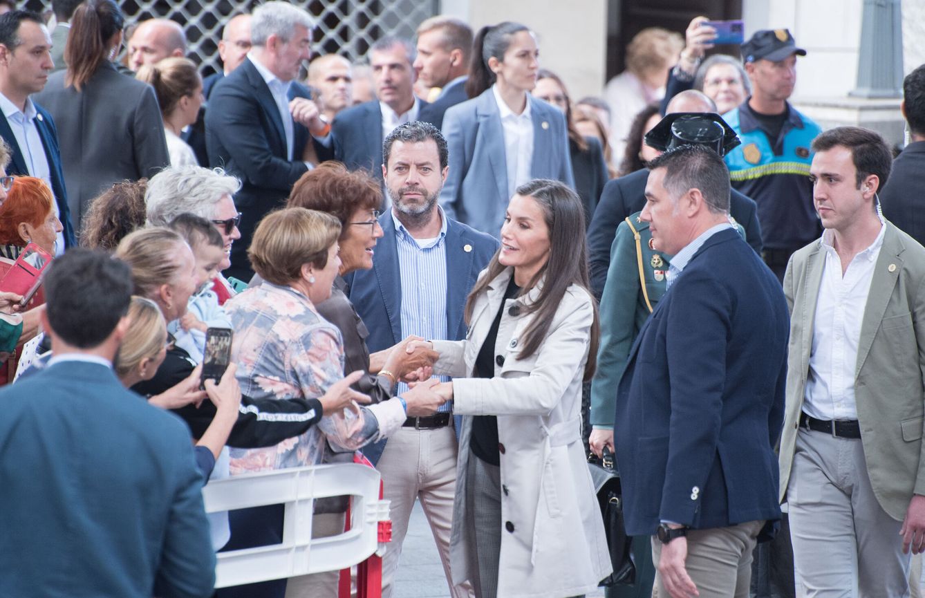 La reina Letizia, reconfortando al pueblo de Tenerife. (Europa Press)
