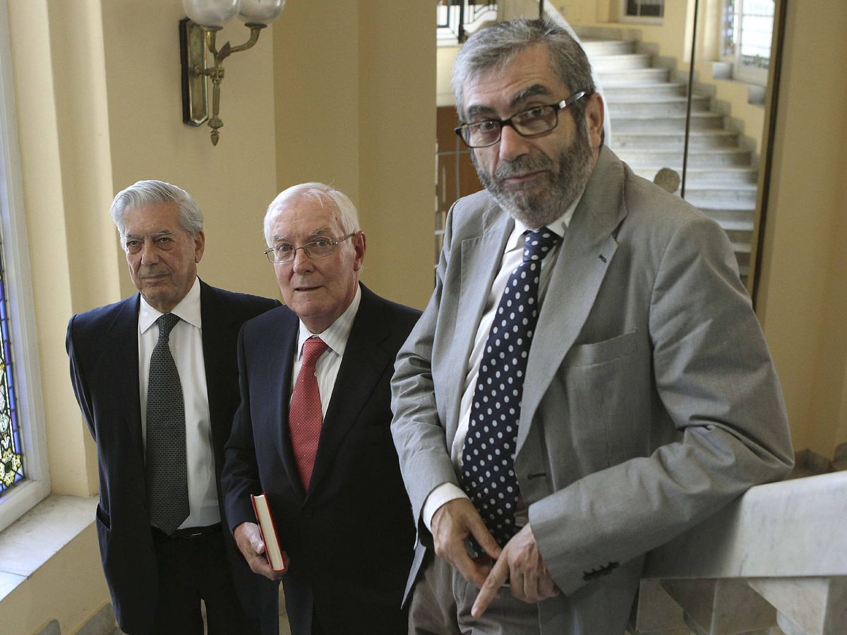 Foto: Los escritores Mario Vargas Llosa, Víctor García de la Concha y Antonio Muñoz Molina, en 2010. (EFE / Alberto Martín)