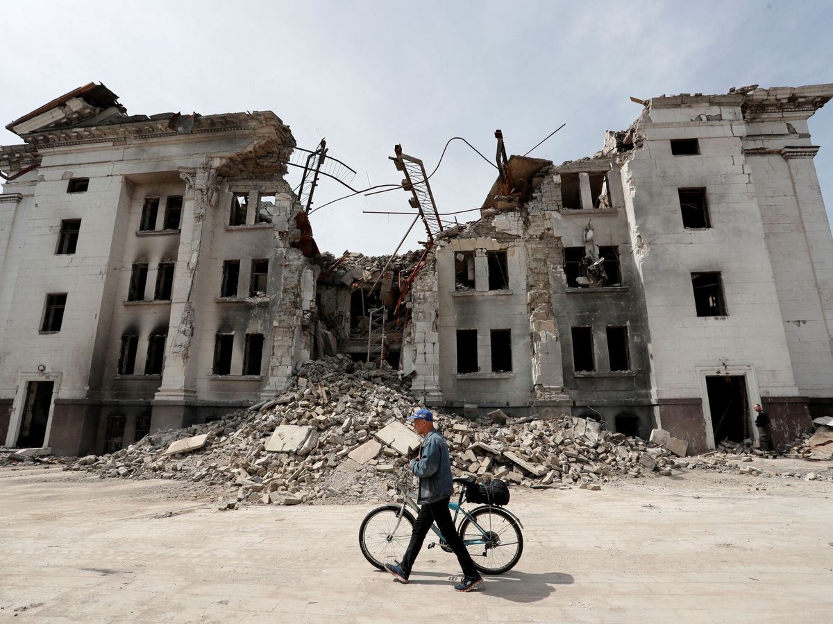 Foto: Vista de un edificio destruido en Mariupol. (Reuters/Alexander Ermochenko)