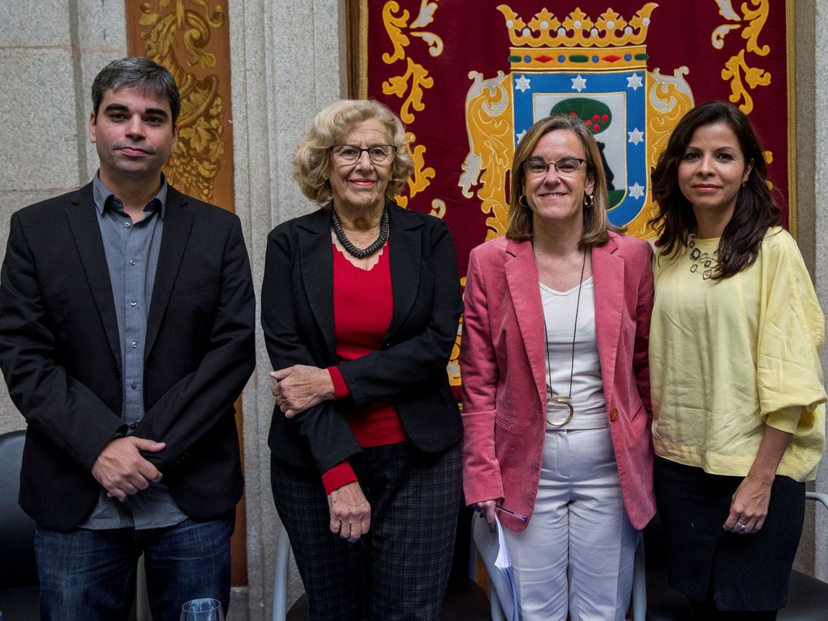 Foto: Erika Rodríguez (amarillo), junto a Manuela Carmena, Purificación Causapié y Jorge García Castaño, en el Ayuntamiento de Madrid. (EFE/Rodrigo Jiménez)