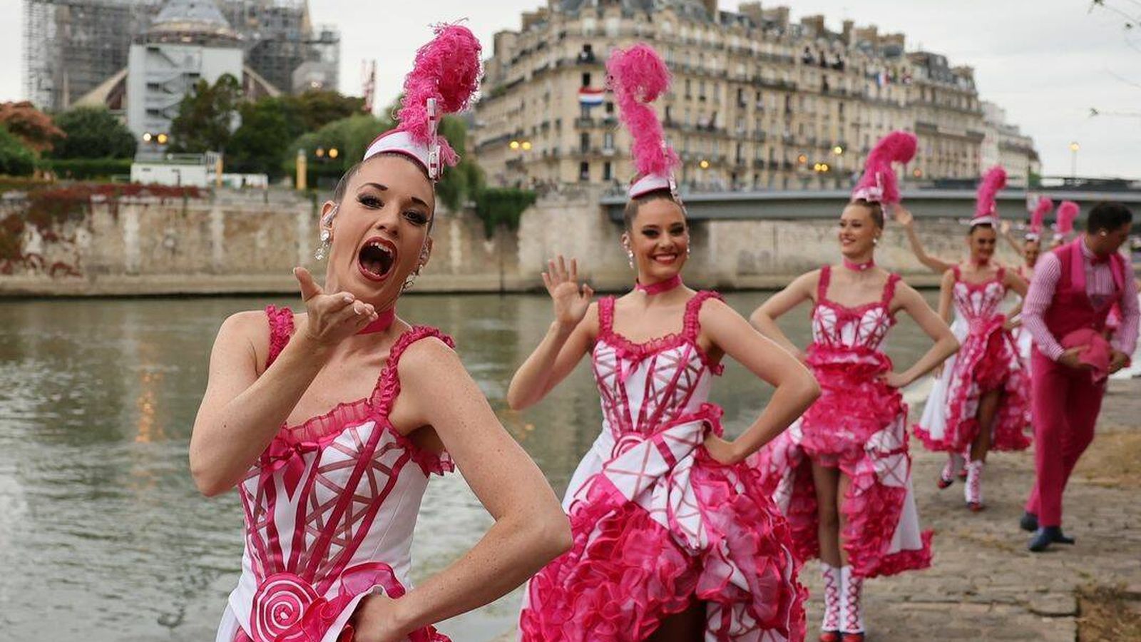 Las bailarinas del Moulin Rogue llevaron el mismo colorete rosa fucsia. (Twitter/@olympics)