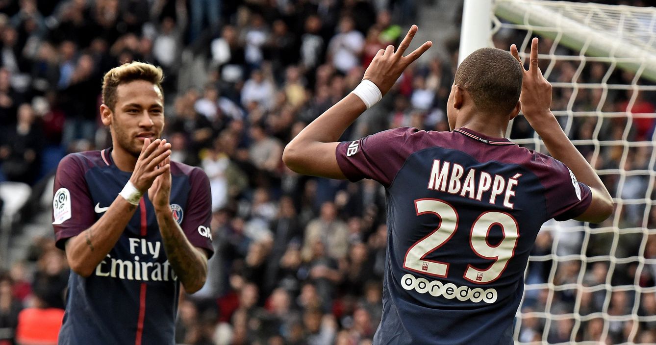 Neymar y Mbappe celebrando un gol del PSG. (EFE)