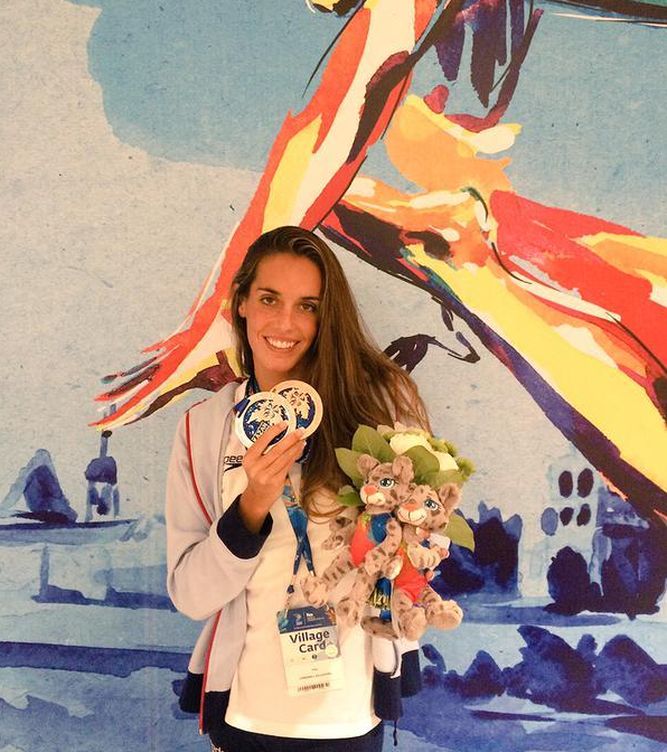 Ona posa con sus dos medallas en Kazán (Foto: Twitter).