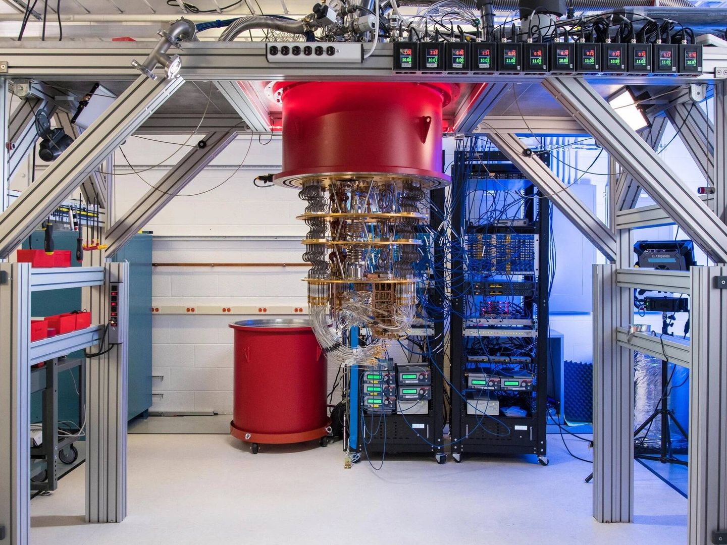 El computador cuántico de Google, con las distintas fases que enfrían los cables que generan los campos magnéticos (Google)