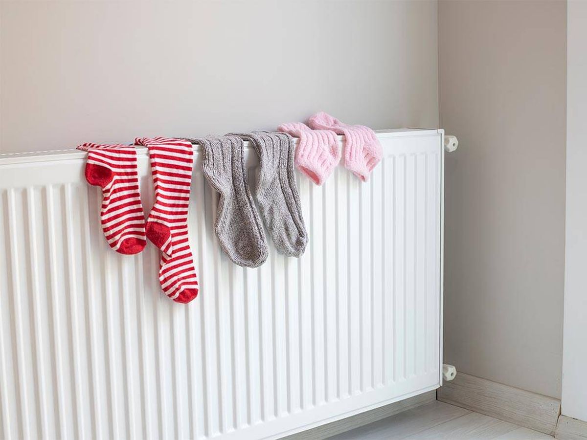 Foto: ¿Es malo secar la ropa en el radiador? Los científicos lo tienen muy claro (iStock)