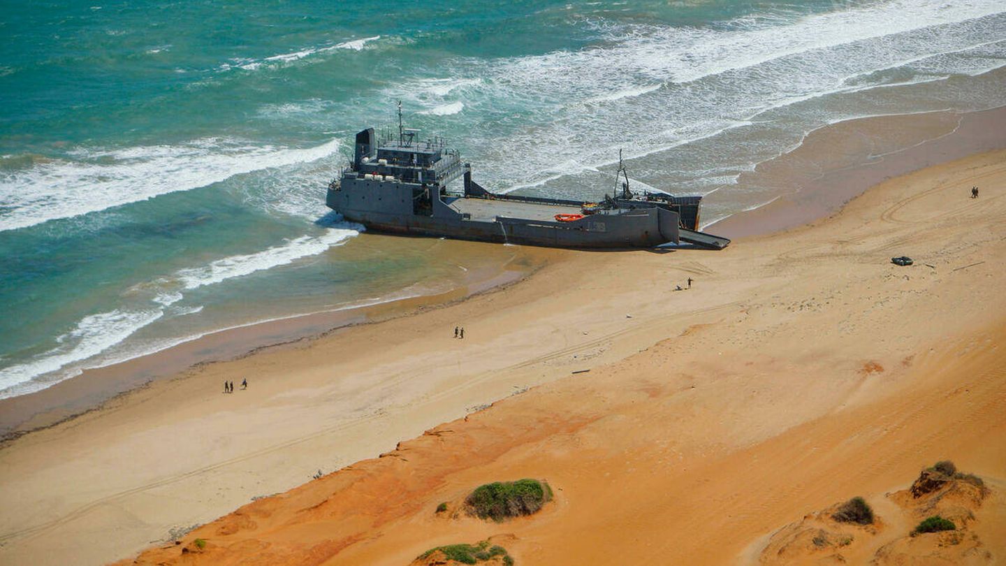 El buque KNS Galana varado en la costa somalí durante el asalto keniata en Kismayo. (ONU)