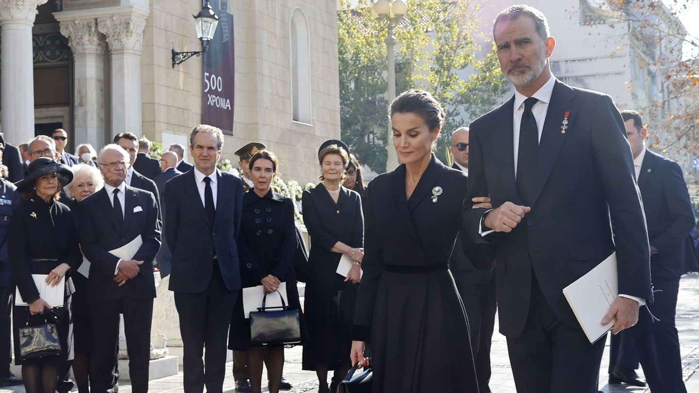Imagen de los reyes Felipe y Letizia saliendo del funeral de Constantino. (Reuters)