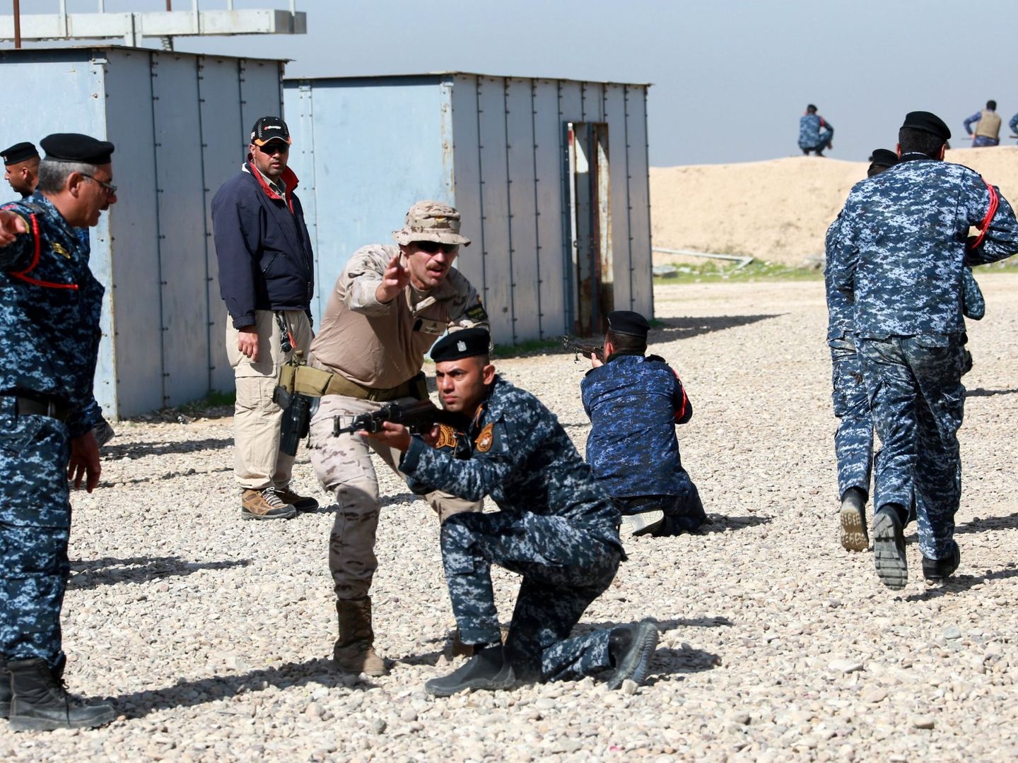 Policías federales iraquíes reciben las indicaciones de militares españoles durante un entrenamiento en la base de Besmayah, al sur de Bagdad. (EFE)