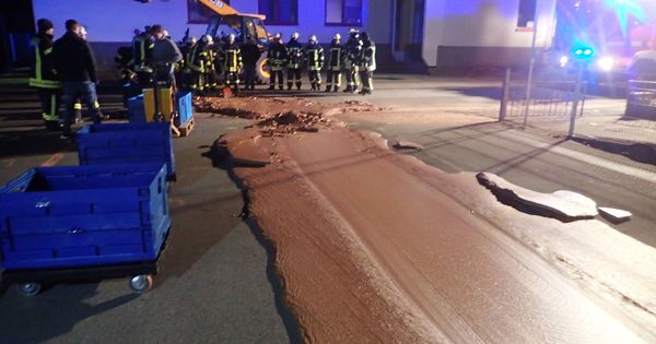 Foto: Un río de chocolate inundó la ciudad de Werl, en Alemania (Reuters)