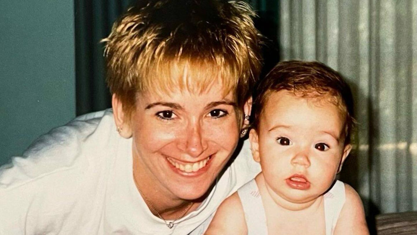 Lily Collins, de pequeña con su madre. (Instagram/@lilyjcollins)