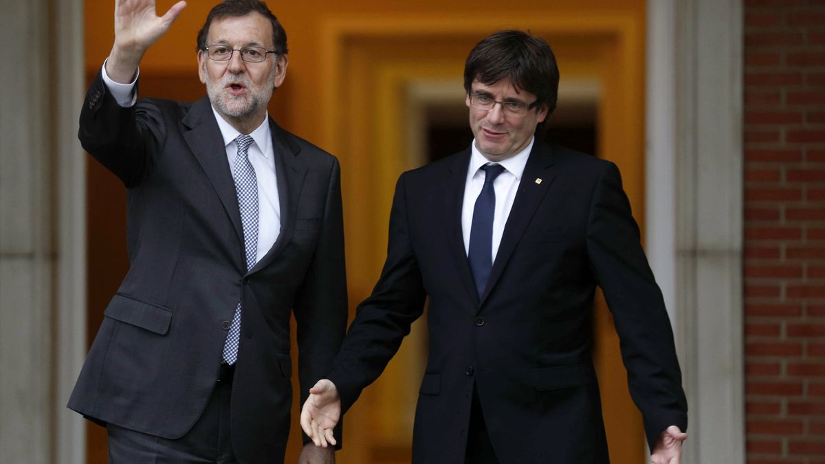 Rajoy recibe a Puigdemont y le regala un ejemplar de 'El Quijote' antes de su reunión