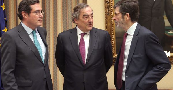 Foto: El presidente de la comisión territorial, José Enrique Serrano (d), con los presidentes de CEOE, Juan Rosell (c) y Cepyme, Antonio Garamendi. (EFE)
