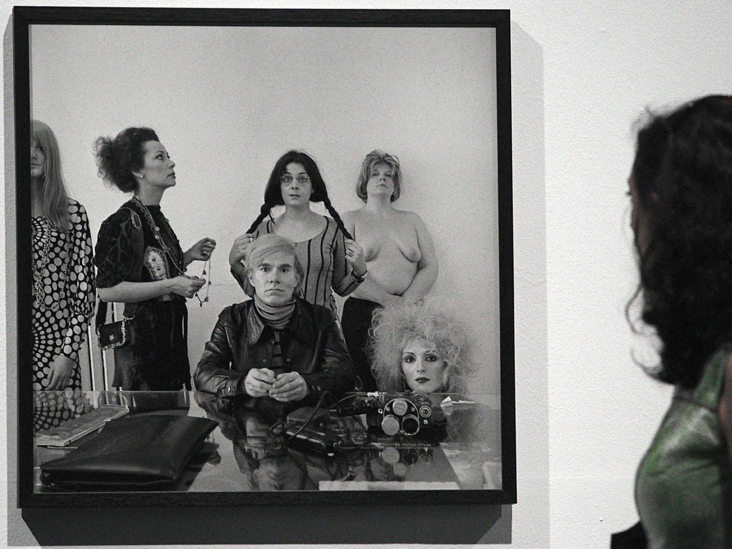 Algunos de los artistas que transitaron por la Factory de Warhol en una exposición fotográfica. (EFE)