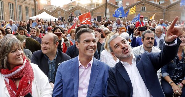 Foto: Pedro Sánchez, con el candidato por Barcelona del PSC, Jaume Collboni, y la alcaldesa de L'Hospitalet, Núria Marín, este 23 de mayo. (EFE)