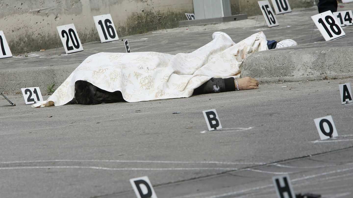 El cuerpo de Pasquale Russo tras ser asesinado en Quagliano, Nápoles. (Reuters)