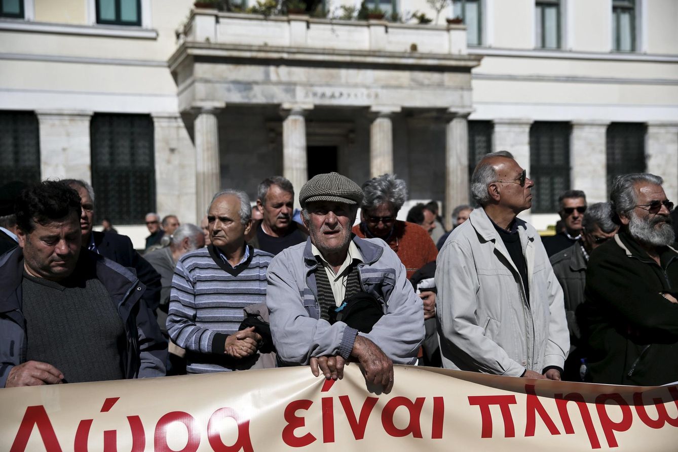 Foto: Pensionistas griegos participan en una protesta contra la austeridad el 1 de abril en Atenas (Reuters).