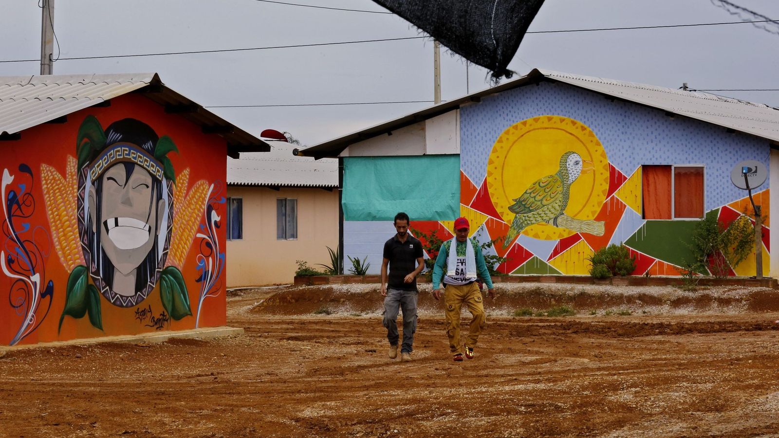 Foto: Dos personas caminan por Aguabonita, uno de los campamentos de reincorporación que la antigua guerrilla FARC tiene en La Montañita, Caquetá. (Colombia)