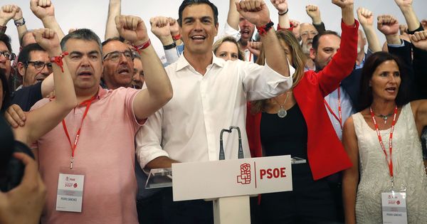 Foto: Pedro Sánchez, rodeado de su equipo, celebrando la victoria en las primarias del pasado 21 de mayo, en Ferraz. (EFE)