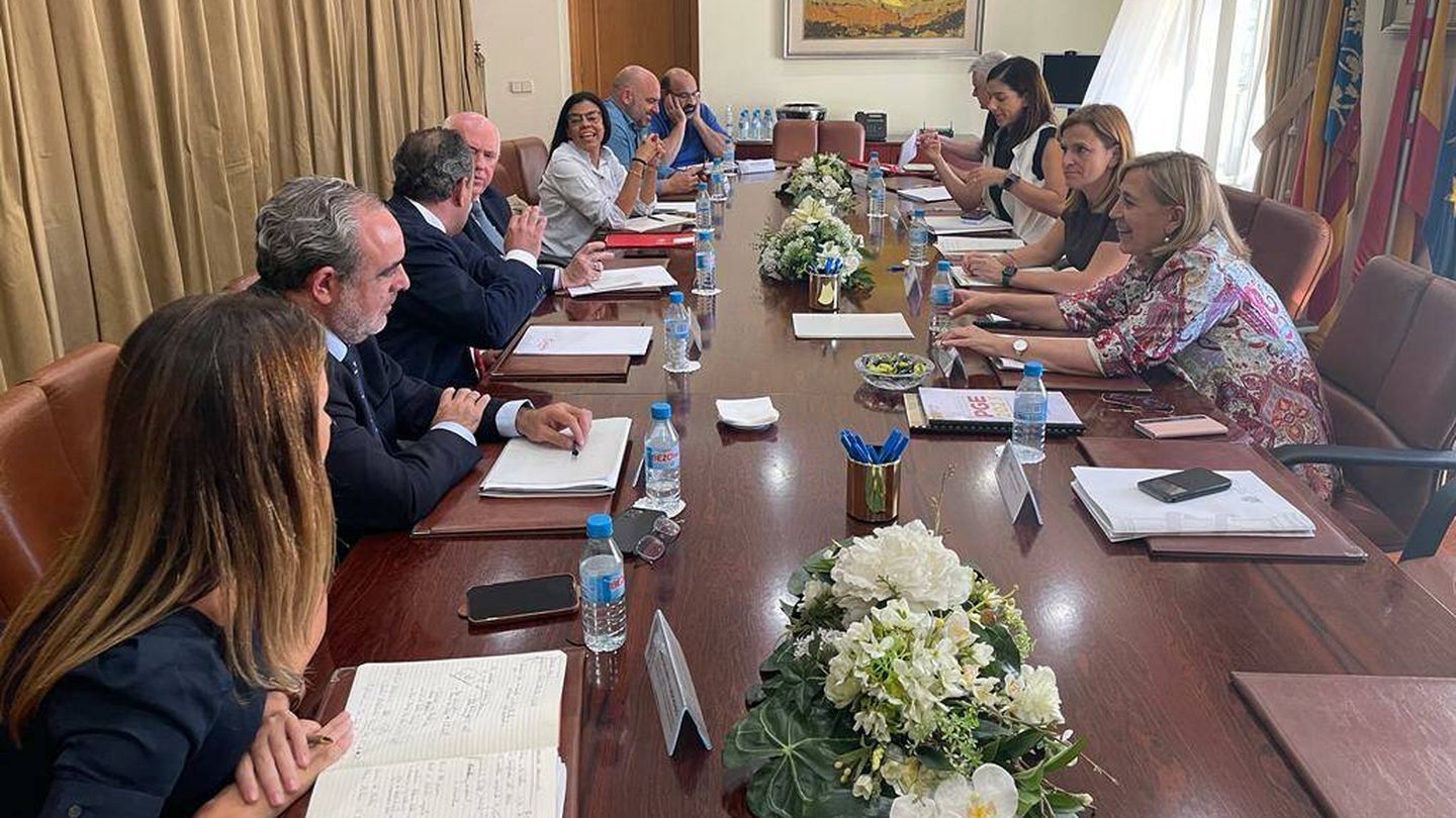 La CEV se reúne con la delegada del Gobierno en la Comunidad Valencia por la escasa inversión que los PGE reservan a Alicante. (CEV)