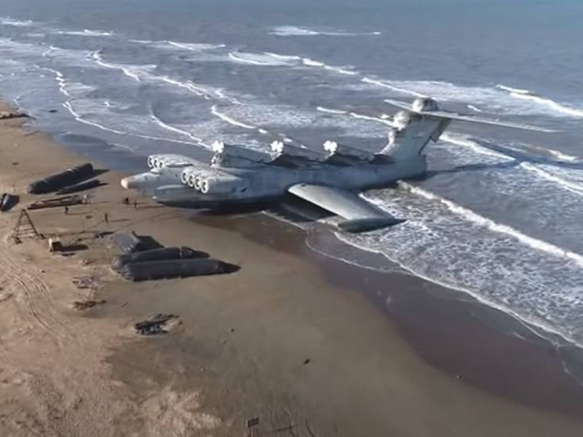 Foto: Imagen del Ekranoplano varado en plena playa del Mar Caspio. (CC/YouTube)