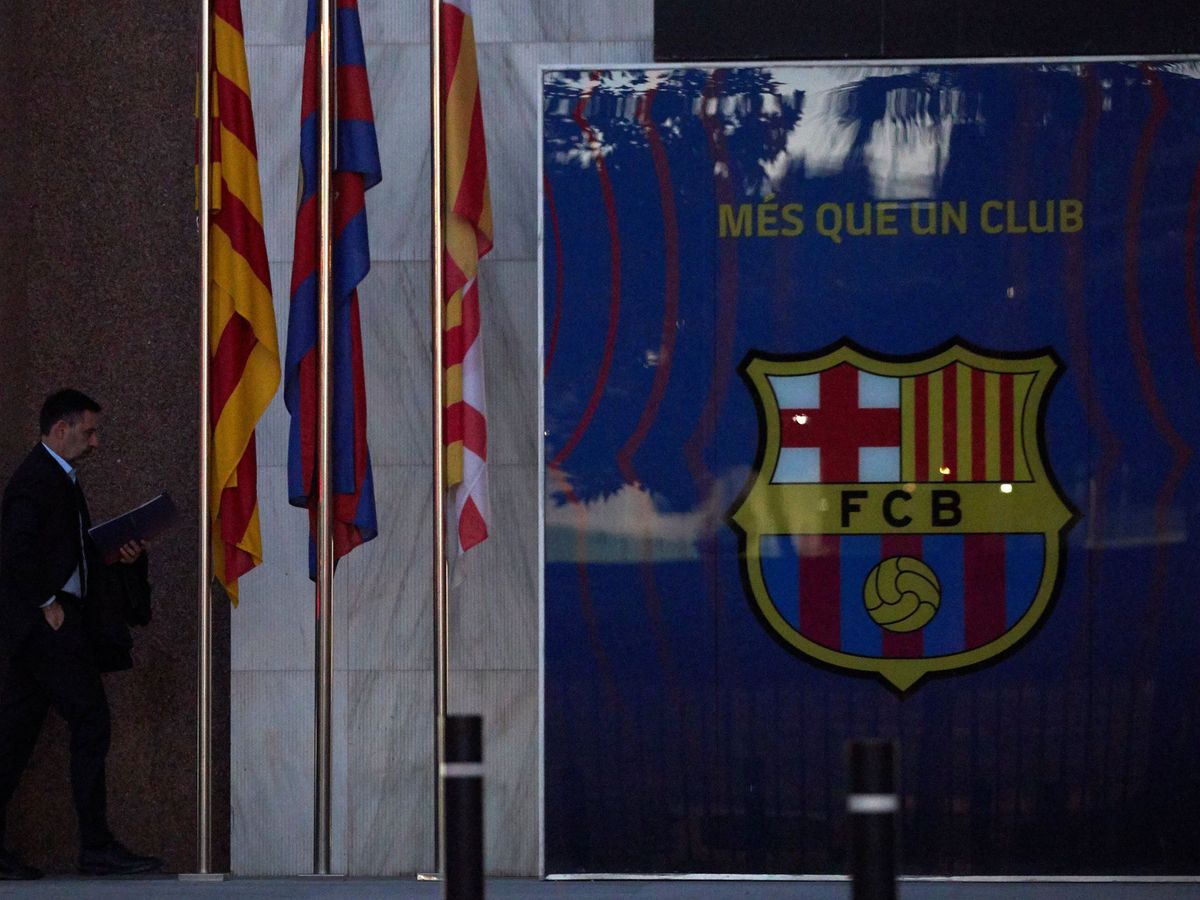 Foto: Bartomeu llega al Camp Nou esta mañana (Efe)