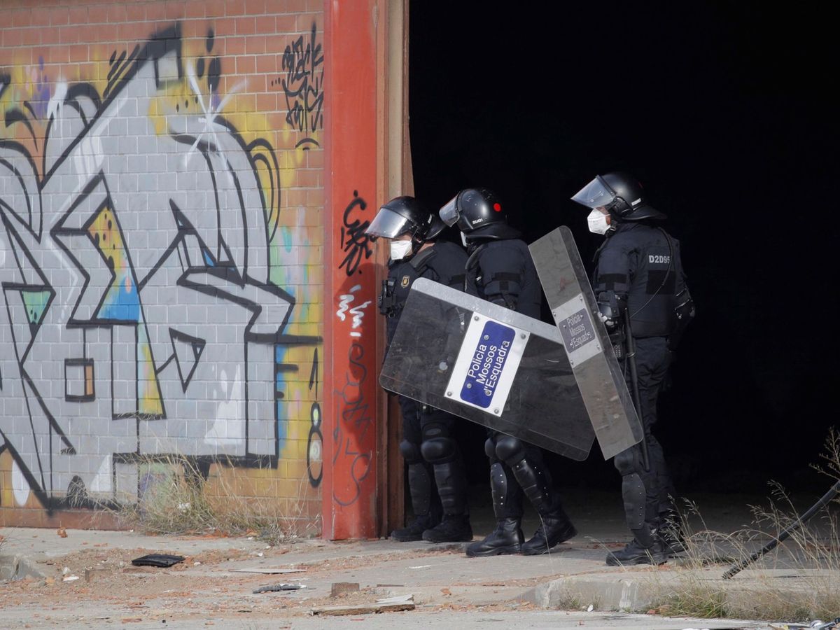 Foto: La policía desaloja una macrofiesta ilegal en Llinars del Vallés, Barcelona. (EFE)