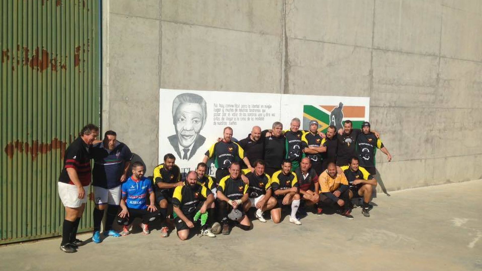 Foto: Los equipos veteranos de Soto del Real y Derecho en el patio de la cárcel de Estremera. (Facebook)