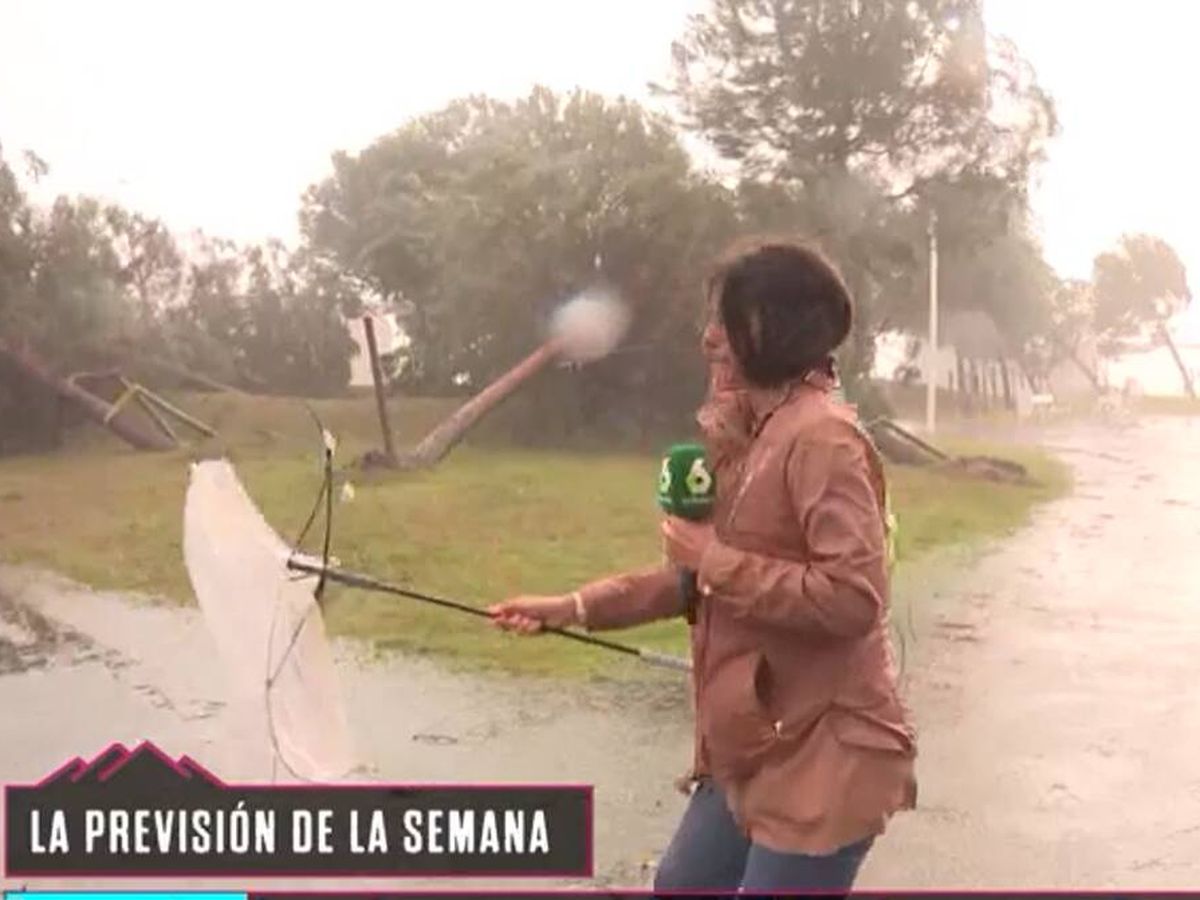 Foto: Conexión en directo con Carla Álvarez, reportera de 'La Roca', por el temporal en Huelva. (La Sexta)