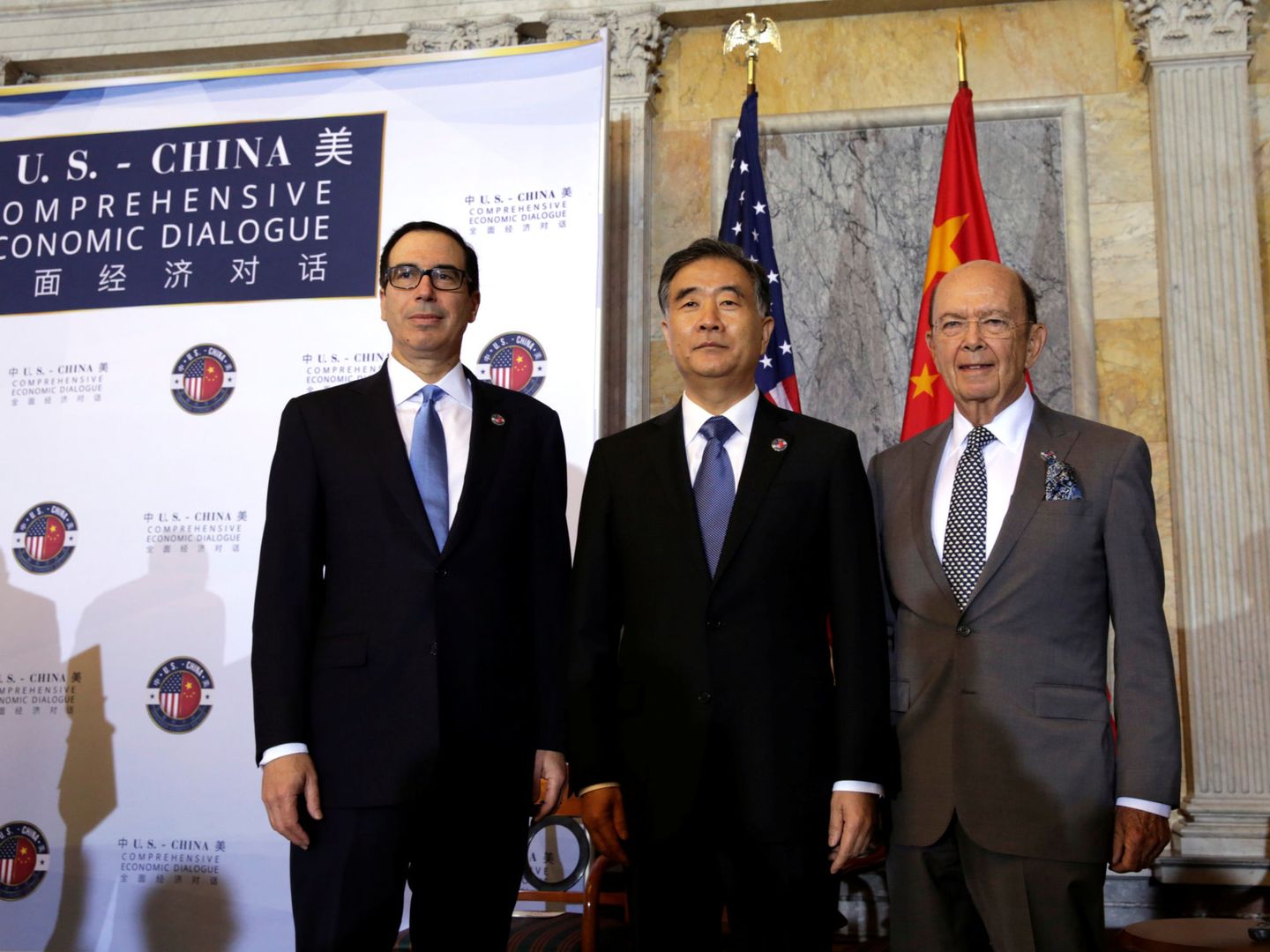 El secretario del Tesoro de EEUU Steve Mnuchin, el viceprimer ministro chino Wang Yang y el secretario de Comercio estadounidense Wilbur Ross, durante una cumbre económica bilateral en Washington, en julio de 2017. (Reuters)