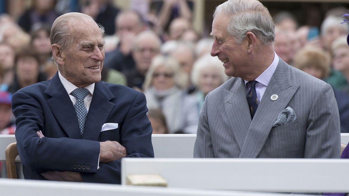 El príncipe Carlos, el líder: toma las riendas del 'Andrewgate' (con ayuda de su padre)