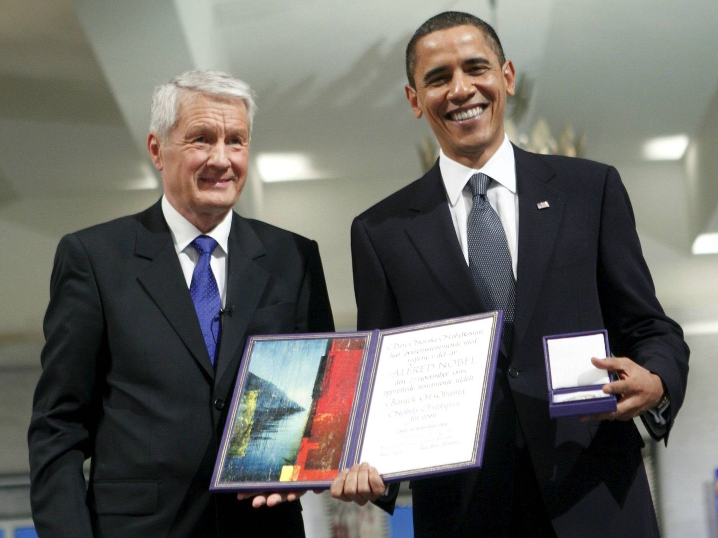 Barack Obama posa con la insignia del Premio Nobel de la Paz (EFE/Björn Sigurdson)