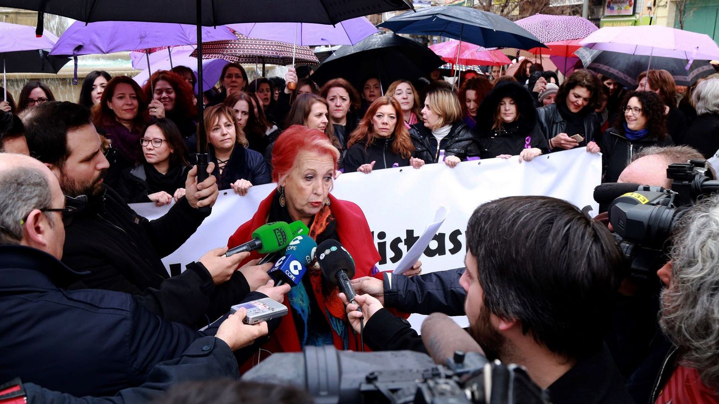 La periodista Rosa María Calaf, en una de las concentraciones bajo el lema 'Las periodistas paramos'. (EFE/Pepe Torres)