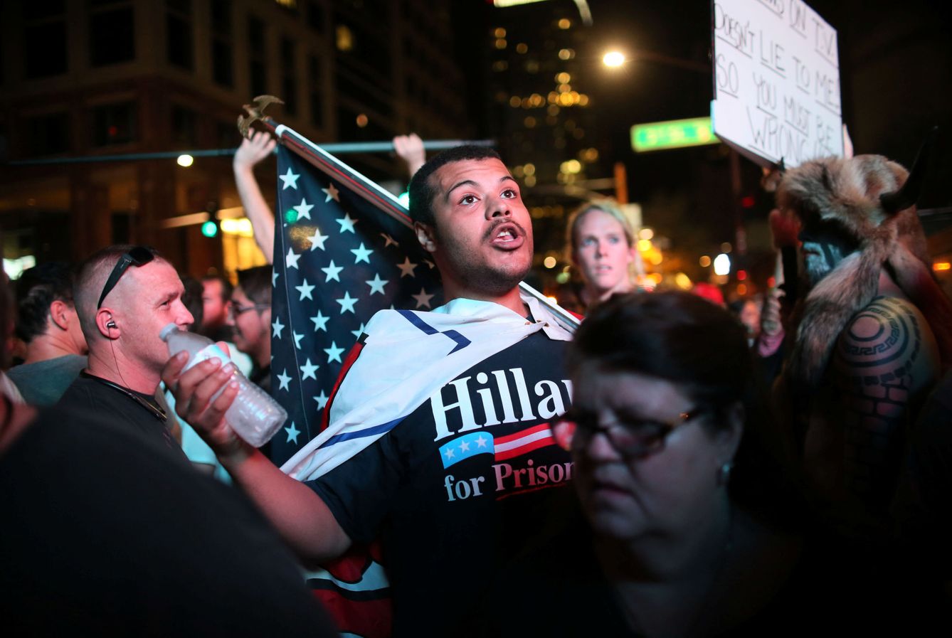 Un hombre con una camiseta de apoyo a Hillary Clinton. (Reuters)