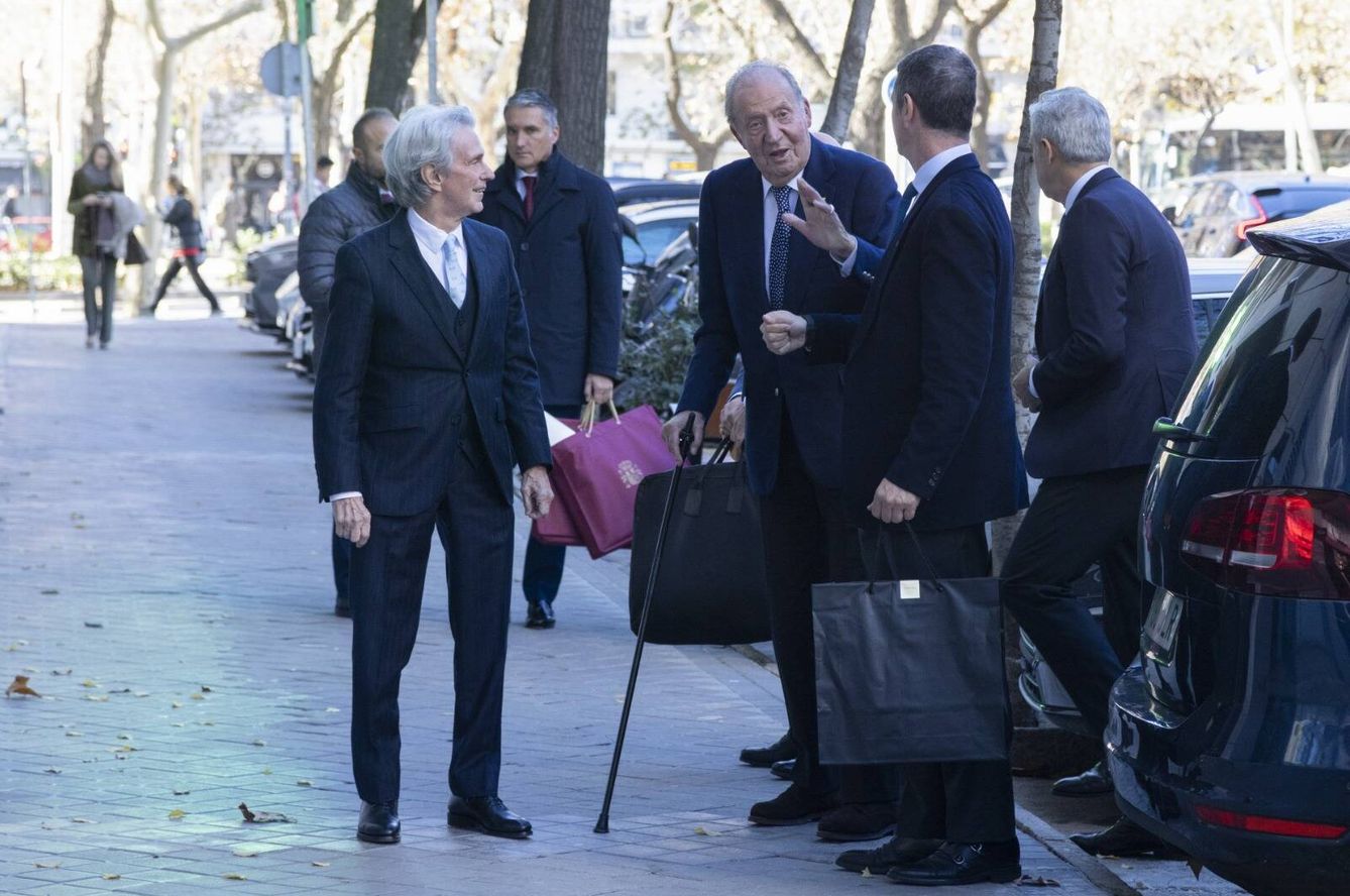 El rey Juan Carlos, a su llegada al restaurante. (Gtres)