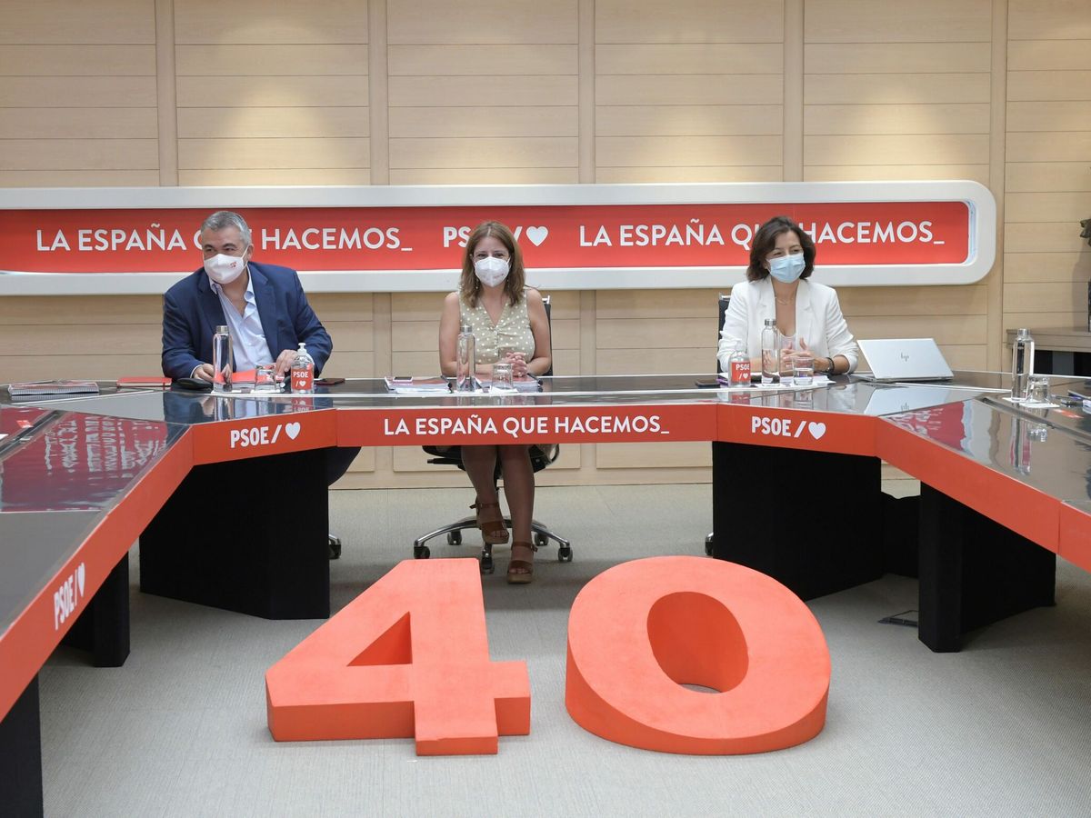 Foto: Vista de la reunión este lunes del Comité Organizador del 40 Congreso del PSOE, que dirige la vicesecretaria general y portavoz del Grupo Parlamentario Socialista, Adriana Lastra, en Ferraz. (EFE)