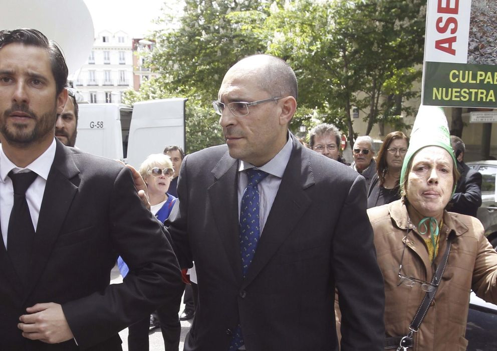 Foto: El magistrado Elpidio José Silva (c) a su salida del Tribunal Superior de Justicia de Madrid. (EFE)