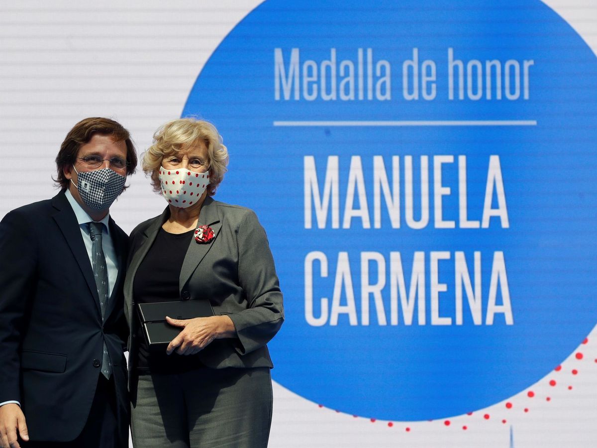 Foto: El alcalde de Madrid, José Luis Martínez-Almeida, entrega la Medalla de oro de la ciudad a la exalcaldesa Manuela Carmena. (EFE)