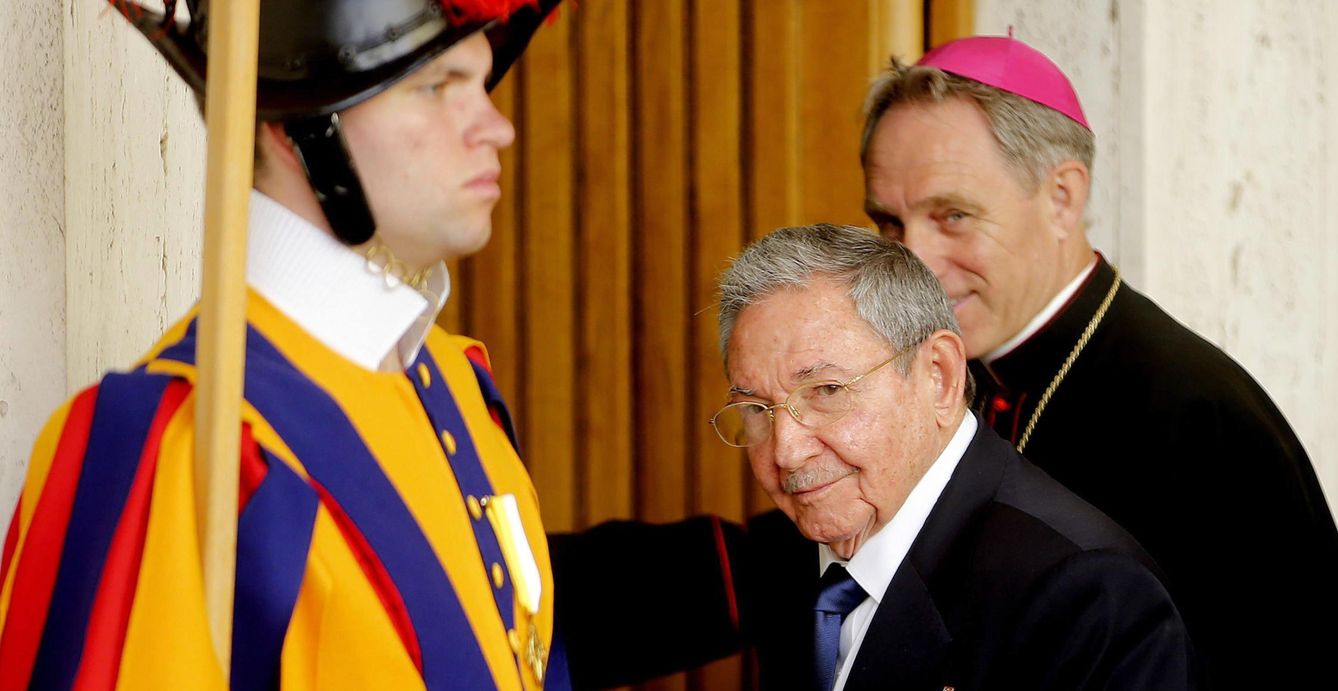 Raúl Castro a su llegada al Vaticano. (Reuters)