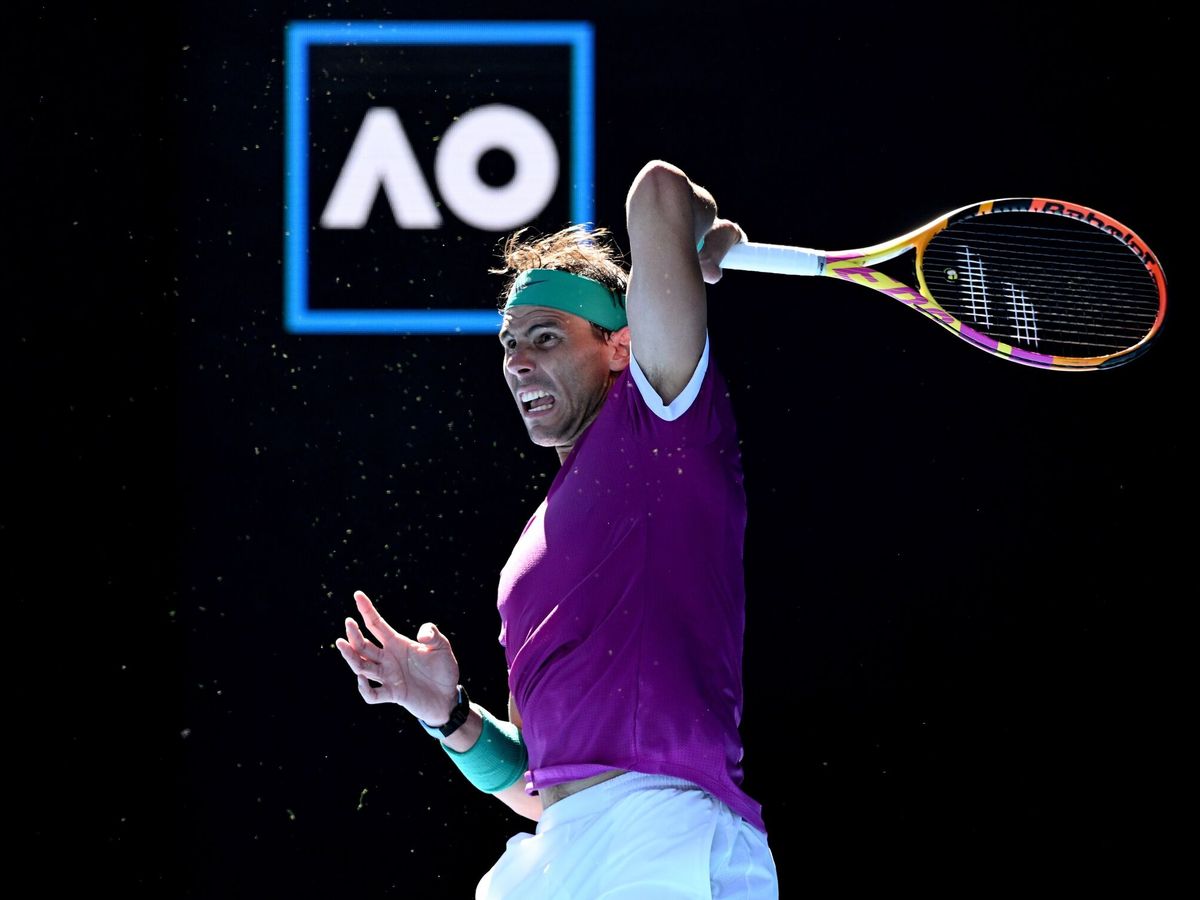 Foto: Rafa Nadal golpea una bola en el Open de Australia. (EFE/Dave Hunt)