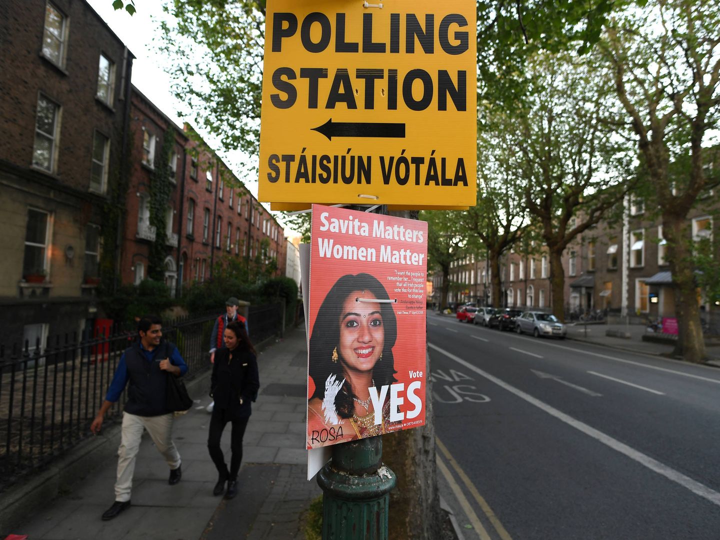 Un cartel con el rostro de Savita Halappanavar con motivo del referéndum sobre la ley del aborto, en Dublín. (Reuters)