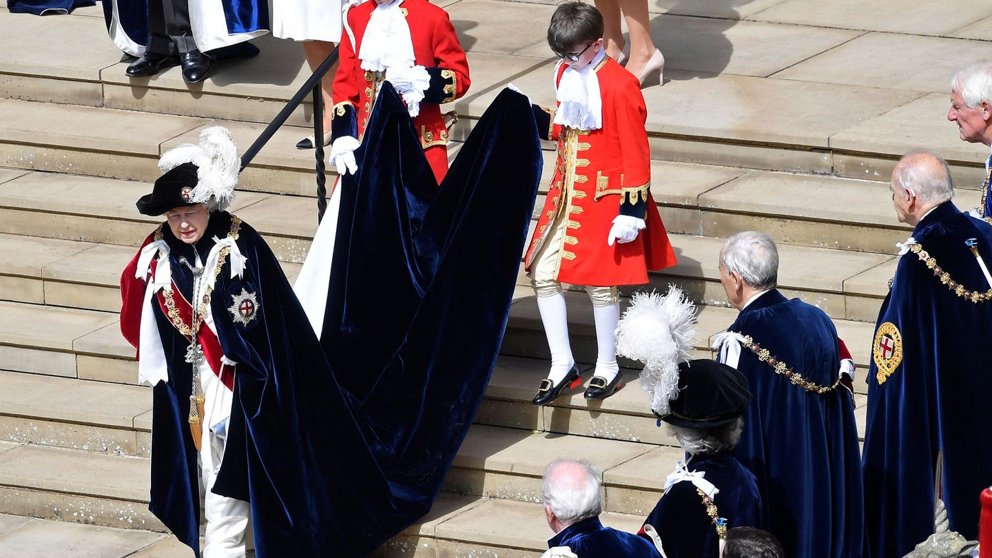 La reina vestida con el uniforme. (Reuters)